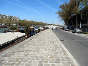 quai de seine et péniches