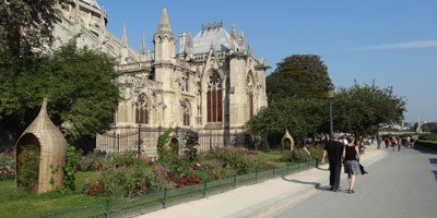 Vue latérale de la cathédrale et du jardin