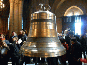 cloche exposée à l'intérieur de la cathédrale
