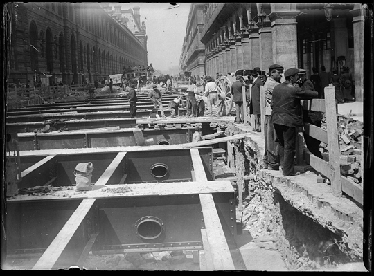 Travaux rue de Rivoli, mai 1899