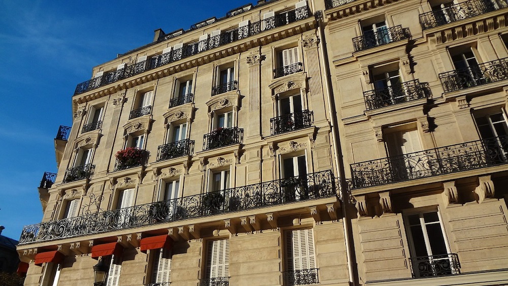 Une Maison Avec Une Grande Fenêtre Qui Dit « Le Mot » En Façade