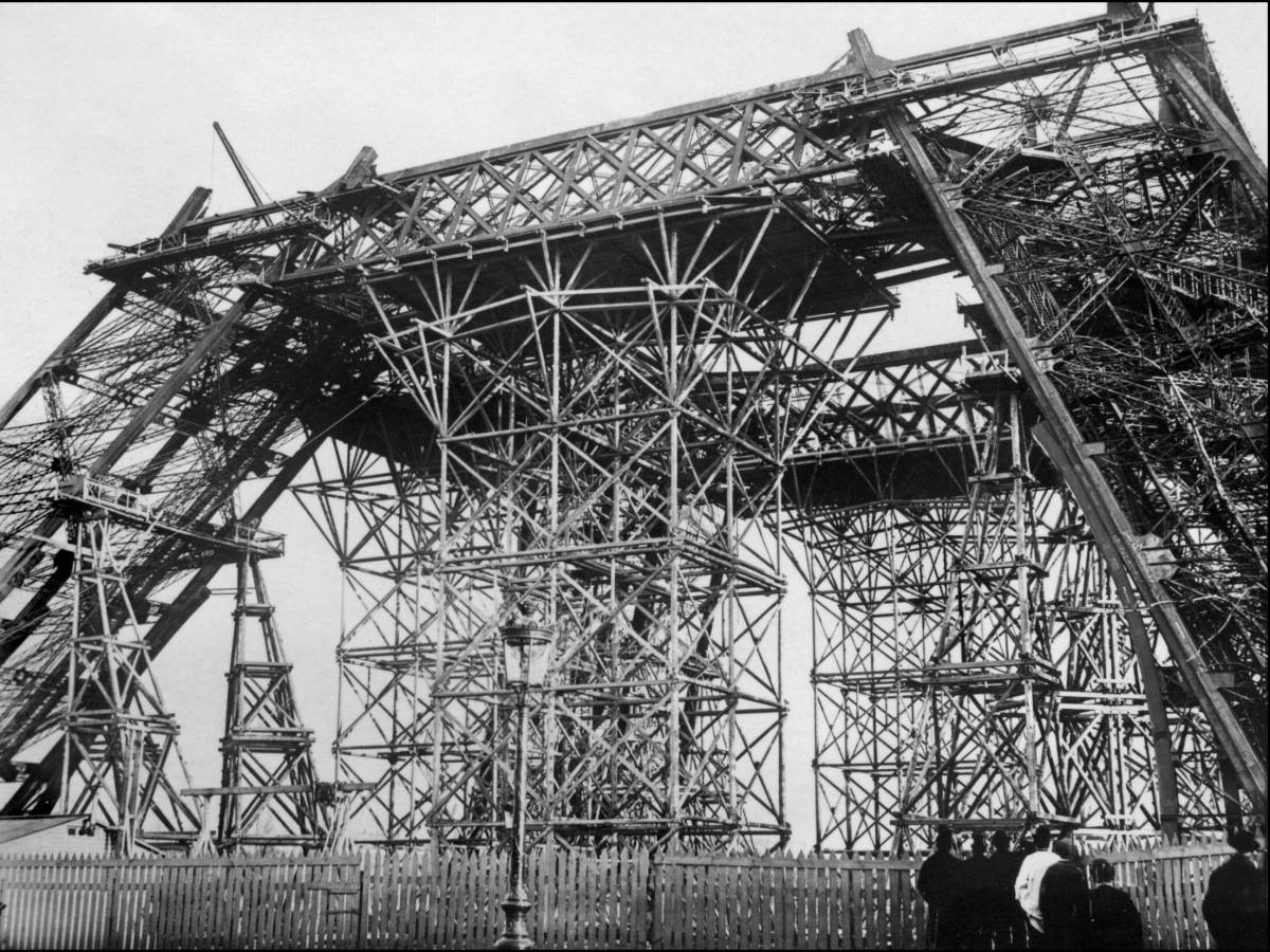 construction pilier tour eiffel