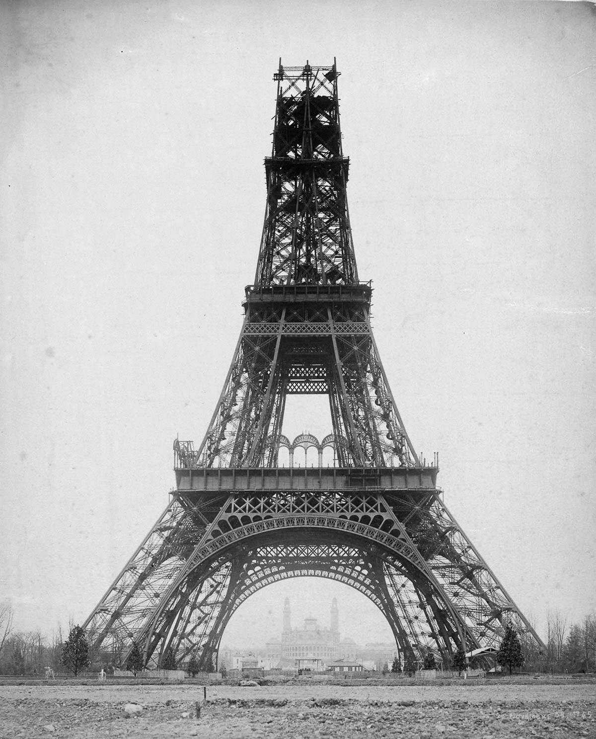 la tour eiffel en 1887 pour l'exposition universelle qui devait