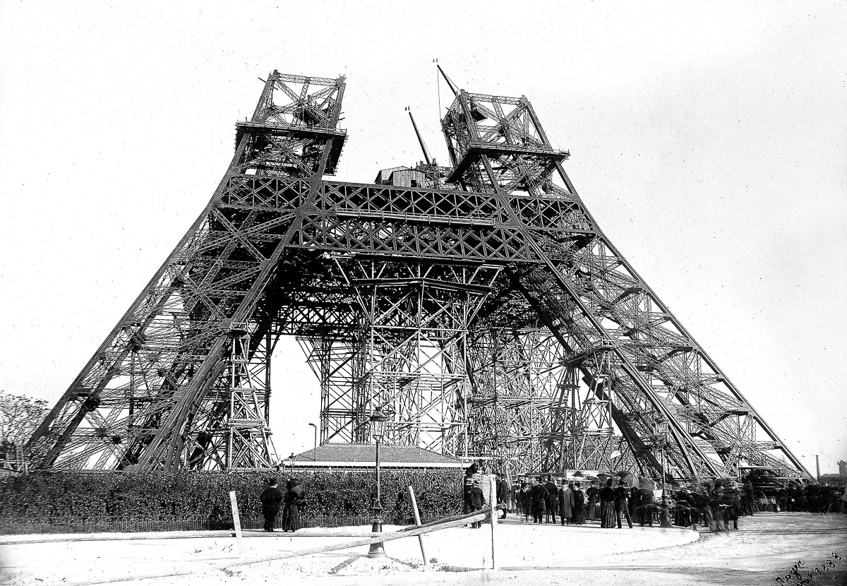 la tour eiffel en 1887 pour l'exposition universelle qui devait