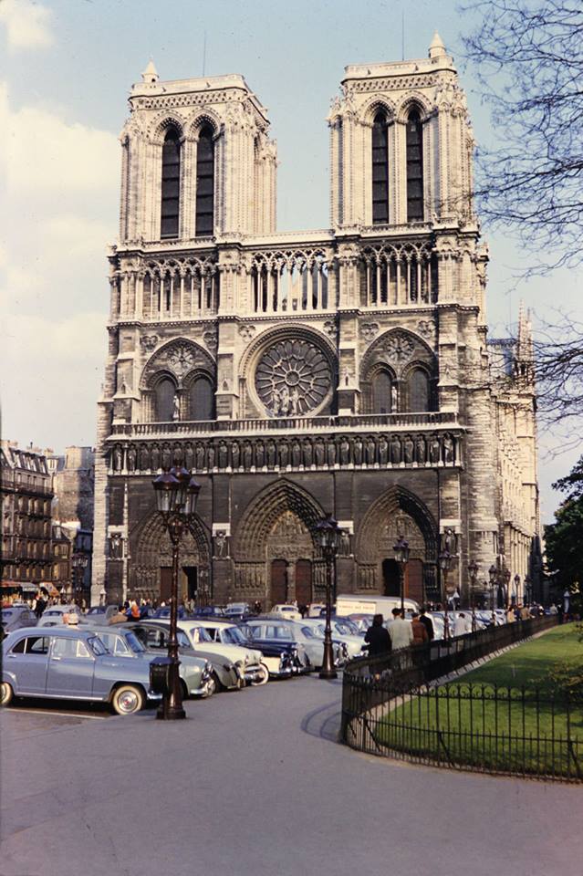 https://www.unjourdeplusaparis.com/wp-content/uploads/2016/03/notre-dame-1960.jpg