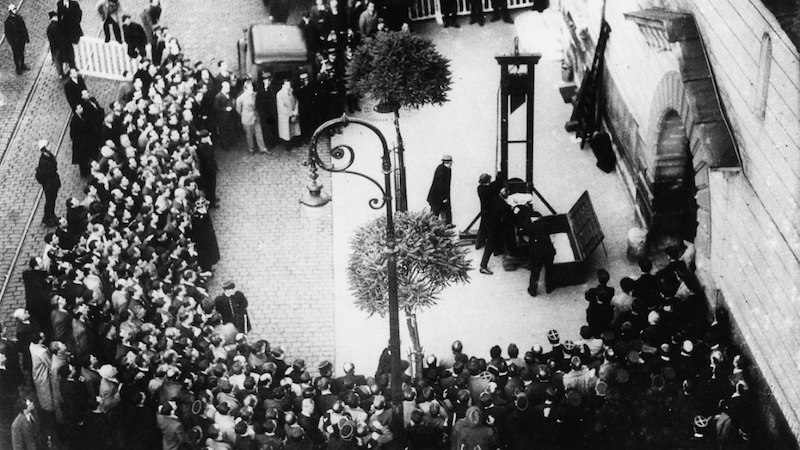 Eugène Weidmann sur la guillotine, dernière exécution publique en France, 1939. POPPERFOTO/GETTY IMAGES