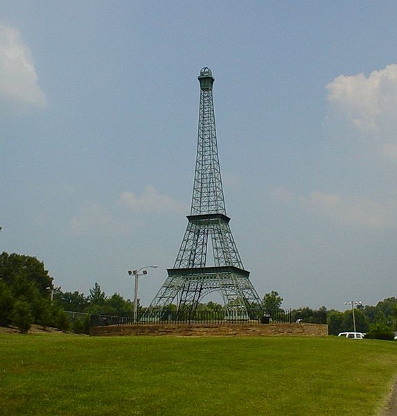 Paris : une réplique miniature de la tour Eiffel construite au pied de la  Dame de fer - Le Parisien