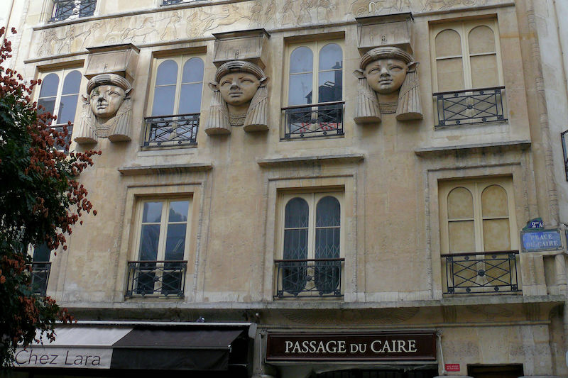 Le passage du Caire : le plus vieux, et le moins connu des passages parisiens Statues-egyptiennes-place-du-caire